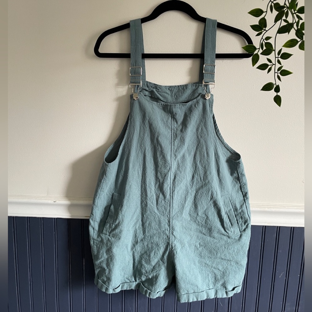 Women’s green overall shorts size medium
